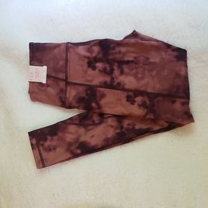 NWT VS Incredible Essential Legging size 4 wine tie dye